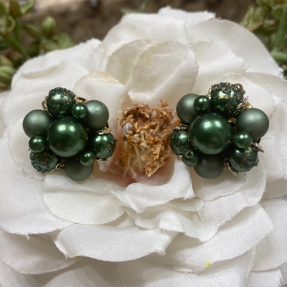 Vintage Japan Green & Sugar bead clip earrings 1”